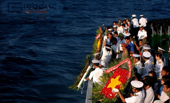 Những cánh hoa kết thành cờ đỏ, sao vàng được những người con nước Việt thả xuống biển Đông, tưởng nhớ đến các chiến sĩ đã ngã xuống tại đây. Mọi người trong thinh lặng, chỉ có tiếng sóng biển rì rào…
